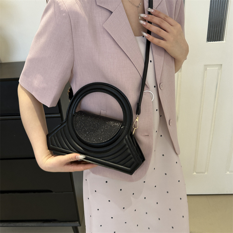 Small with niche design 2024 new spring/summer versatile high-end single shoulder bag popular crossbody handbag for women