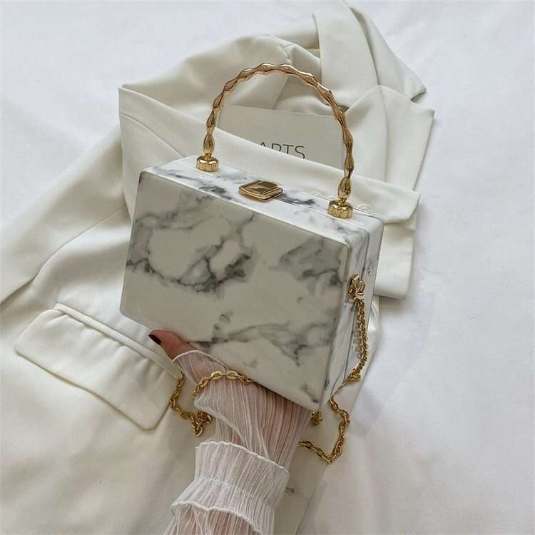 AMZZ 2024 new high-end small square simple and atmospheric commuting single shoulder bag, niche portable women's bag