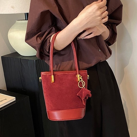 Small niche design for women in autumn winter 2024, new high-end and versatile handheld single shoulder bucket bag