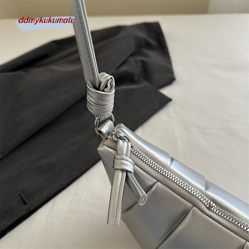 Silver for women 2024 new summer fashion design, niche single shoulder crossbody dumpling bag, cow horn bag H7.20#14 ddmykukumalu