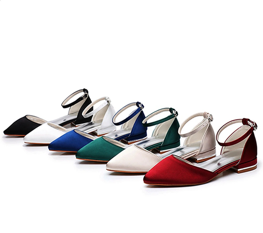 2025 new Crystal Queen Women Sandals Ladies Sexy Female Flats Point Toe Summer Shoes Casual Party Dress Flat 240904