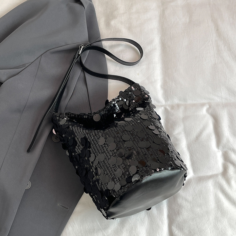 This year's popular beauty niche design 2024 new women's trend simple crossbody single shoulder bucket bag