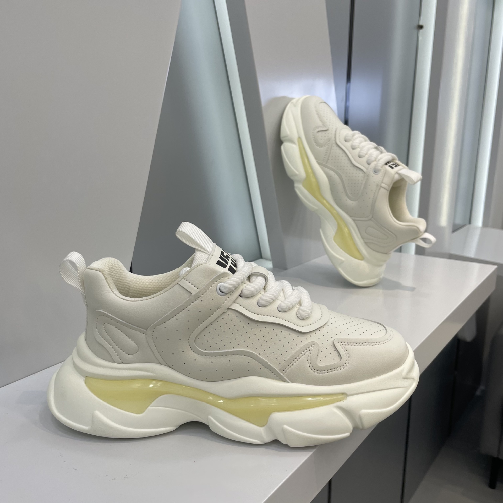 Ddmybear 2024 New Fashionable Sports Versatile Casual Leather Face Men's Soft Bottom Dad White Shoes Chinese Brand Shoes F915-159