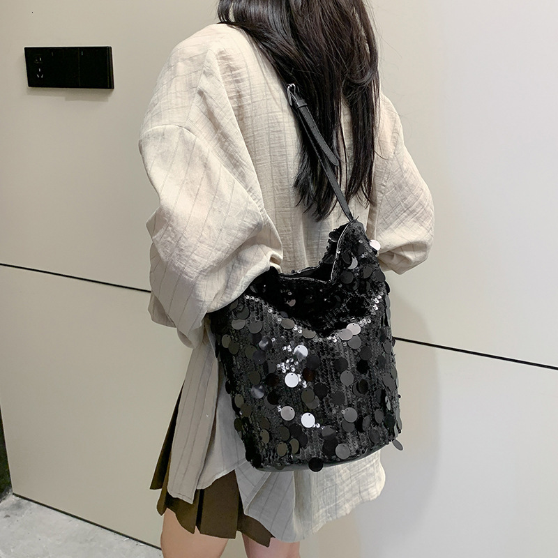 This year's popular beauty niche design 2024 new women's trend simple crossbody single shoulder bucket bag