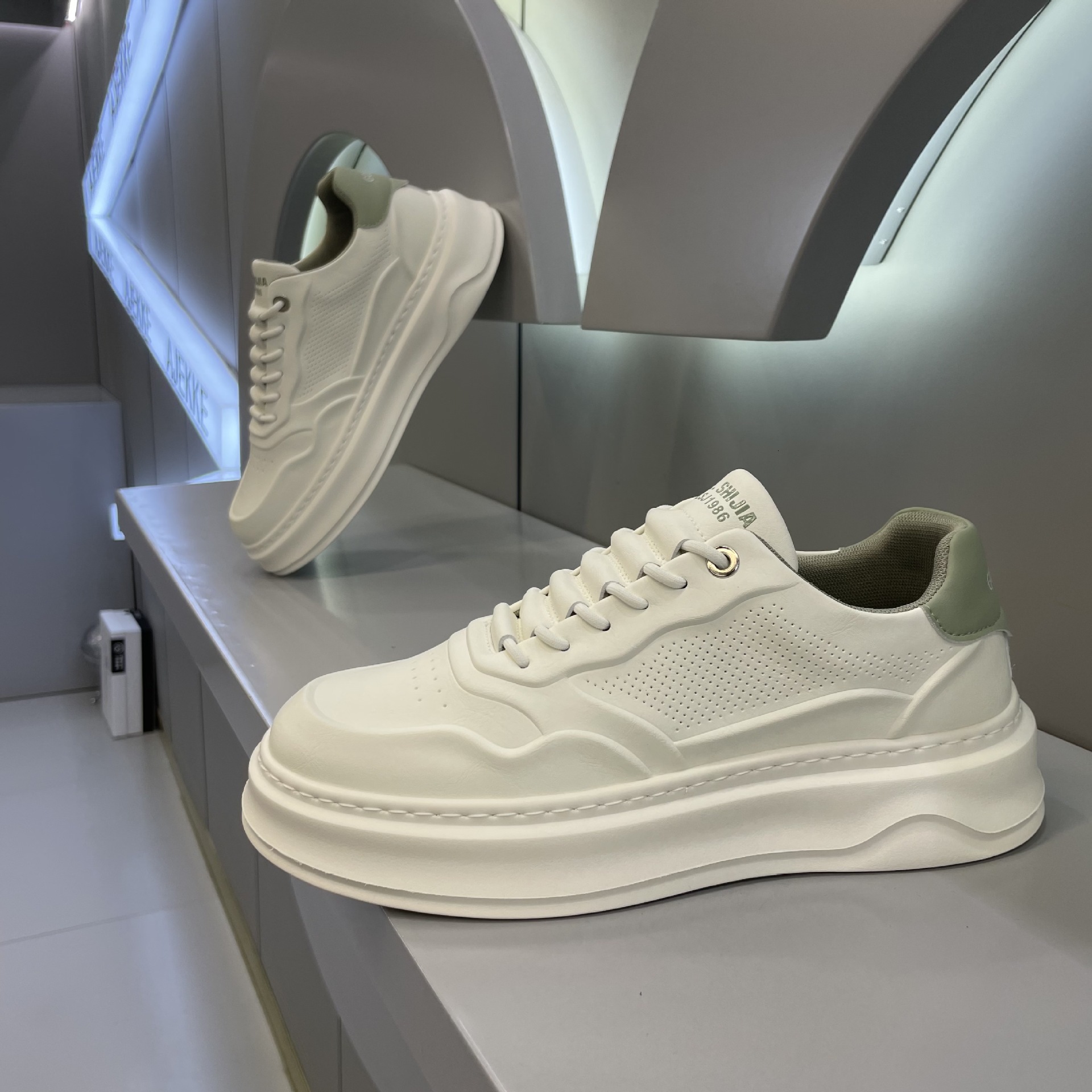 Ddmybear Fashionable Sports Leisure Board For Men, Autumn New Fashion Brand Leather Surface, Comfortable Soft Sole, Niche Men's Shoes Chinese Bra