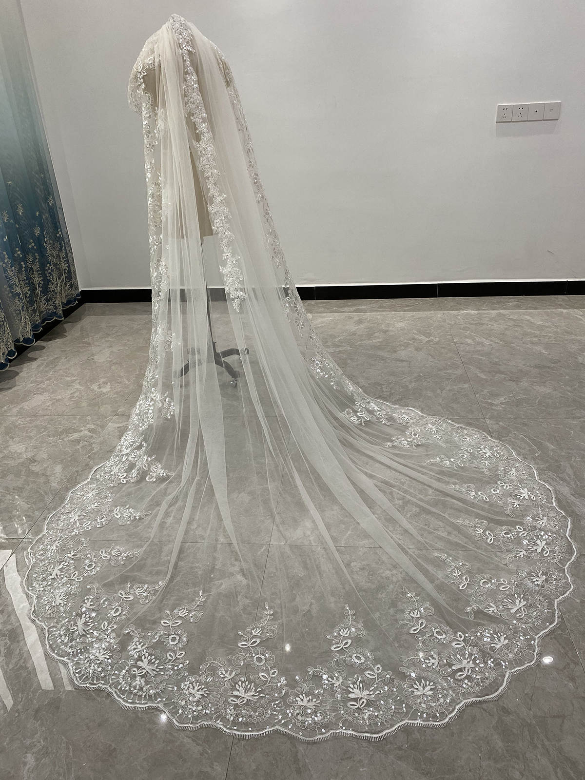 Luxury Wedding Veil Appliques Sequins One Layer Long Cathedral Length Bridal Veils Applique Edge Wedding Accessories Custom Made High Quality