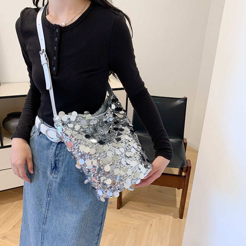 This year's popular beauty niche design 2024 new women's trend simple crossbody single shoulder bucket bag