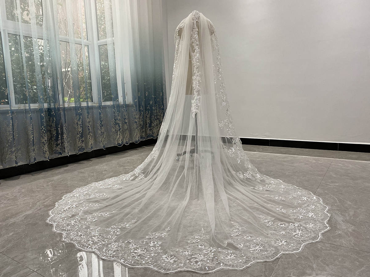 Luxury Wedding Veil Appliques Sequins One Layer Long Cathedral Length Bridal Veils Applique Edge Wedding Accessories Custom Made High Quality