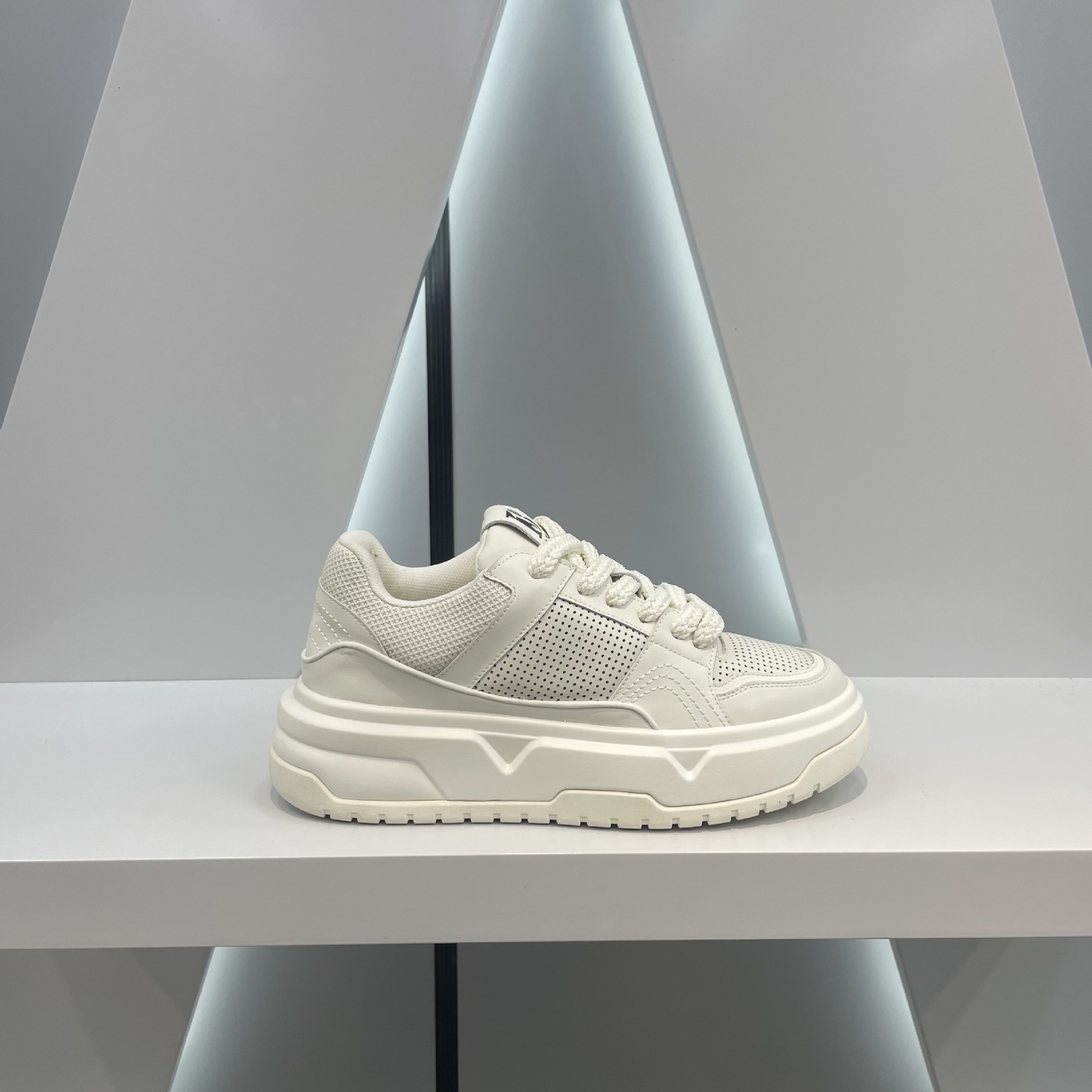 Ddmybear Trendy Brand Fashionable Height Increasing White Autumn Edition Leather Surface Splicing Niche Casual Board Men's Shoes Chinese Brand Sh