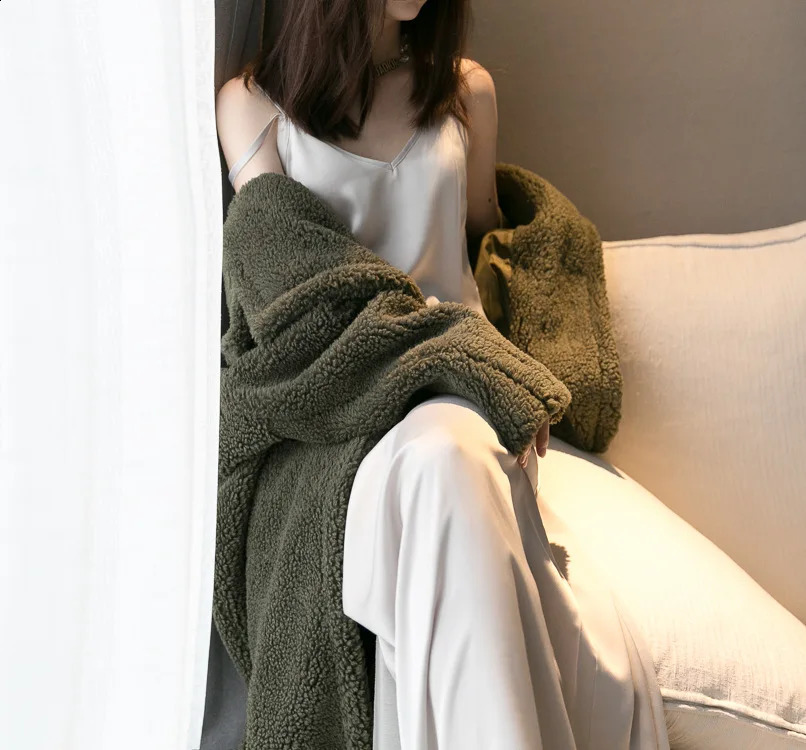 Winter Coat Women Wool Sheep Shearing Faux Fur Warm Coat Womens Medium Long Large Grain Lamb Wool Thick Teddy Bear Outwear 240911