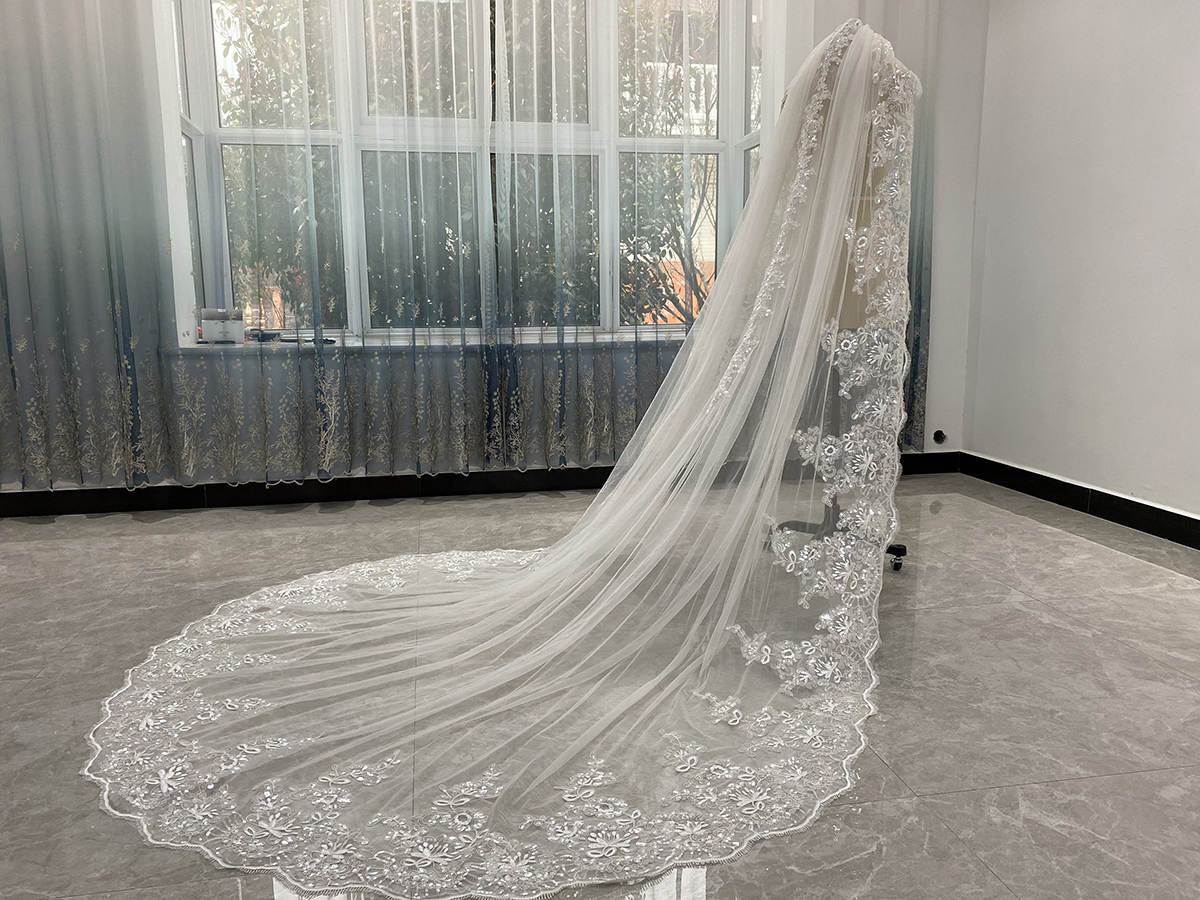 Luxury Wedding Veil Appliques Sequins One Layer Long Cathedral Length Bridal Veils Applique Edge Wedding Accessories Custom Made High Quality