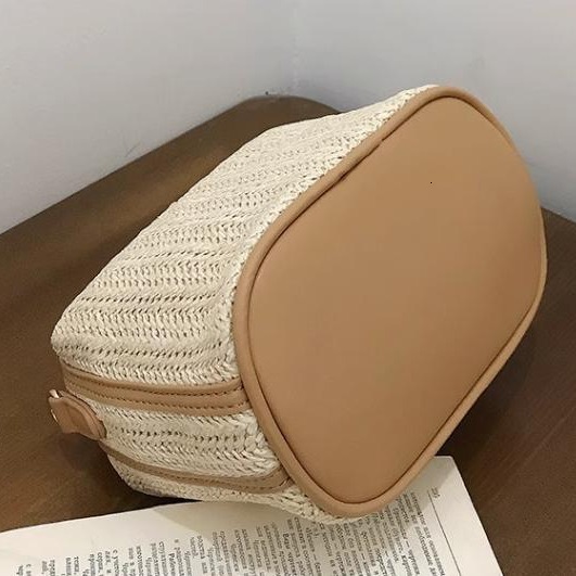 Water bucket wrapped grass woven small casual women's hand-held one shoulder crossbody bag, new for spring 2024