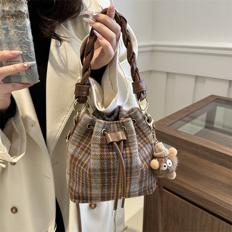 This year's popular bucket bag, women's 2024 new autumn and winter high-end handbag, versatile crossbody bag