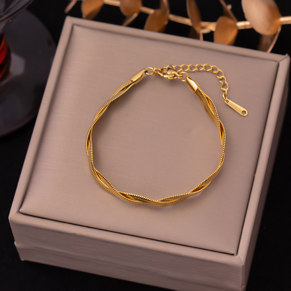 Delicate Gold Plated Charm for Women Classical Love Heart Pendent Titanium Steel Bracelets Designer Letter Hand Chain Bracelet Wedding Jewelry Gift
