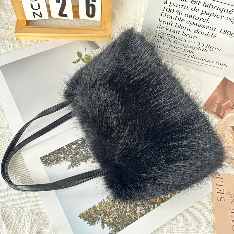Light Luxury Niche Multifunctional Shoulder Bag Designer High Aesthetic Simple And Fashionable Women's Faux Fur Plush Shoulder Bag Women's M
