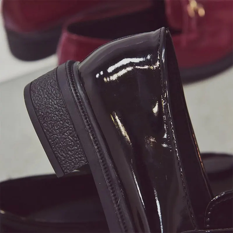 Adopting British style retro fashion elegant buckle patent leather solid hedge cushion shoes womens flat shoes 240914