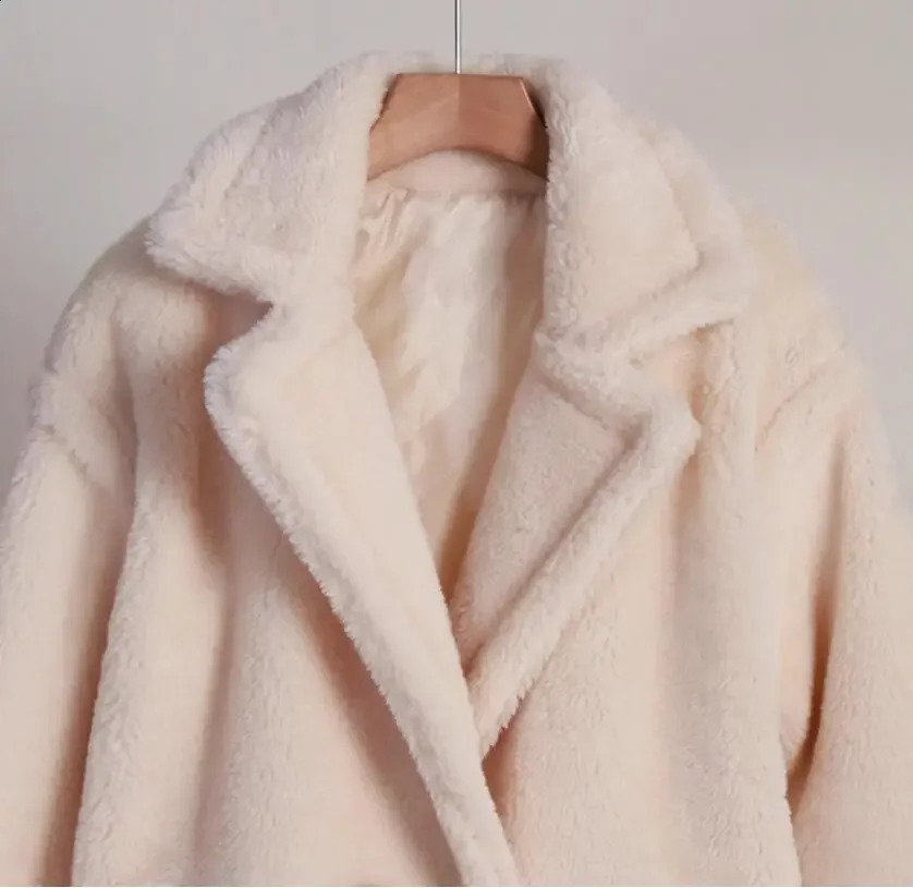 Fashion Week Short Faux Fur Teddy Coat Women Winter Lambswool Fur Jacket Chic High Street Punk Girls Overcoat 240911
