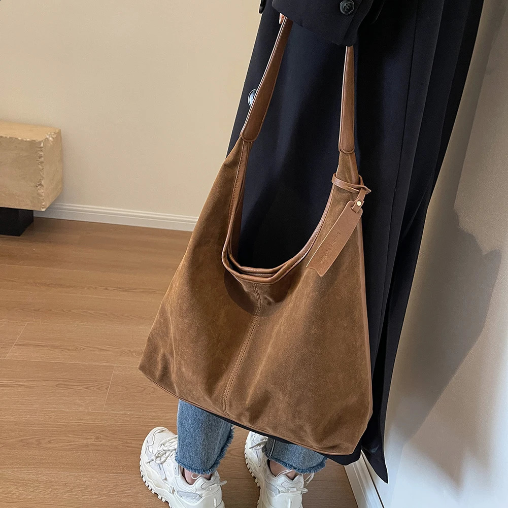 Womens suede homeless bag lazy shoulder bag magnetic closure handbag large capacity work travel diagonal packaging shopping bag 241204