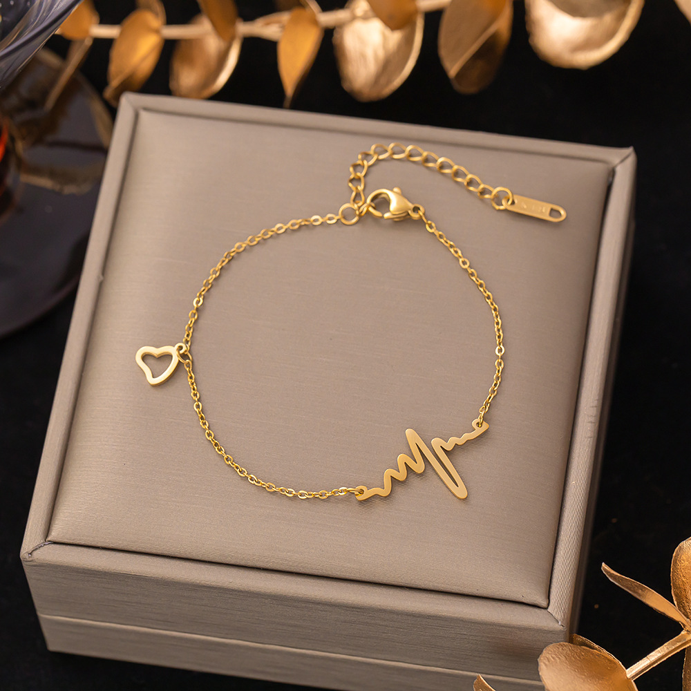 Delicate Gold Plated Charm for Women Classical Love Heart Pendent Titanium Steel Bracelets Designer Letter Hand Chain Bracelet Wedding Jewelry Gift