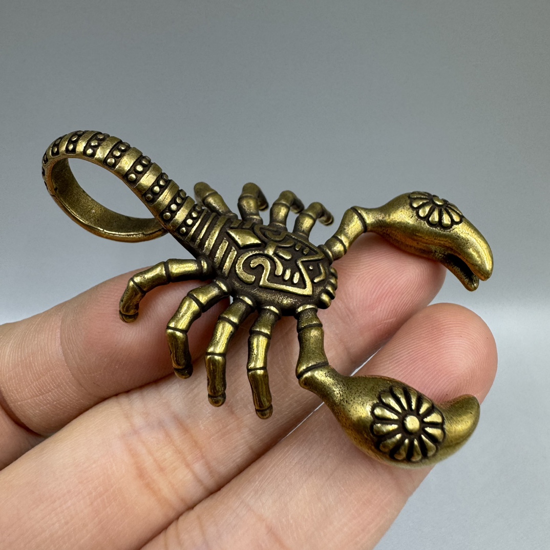 Copper Scorpion Statue Ornament Animal Figurines Tea Pet Decorate Pure Brass Scorpio Pendant Key Chain Pendant Hanging Keyring Necklace Ornament