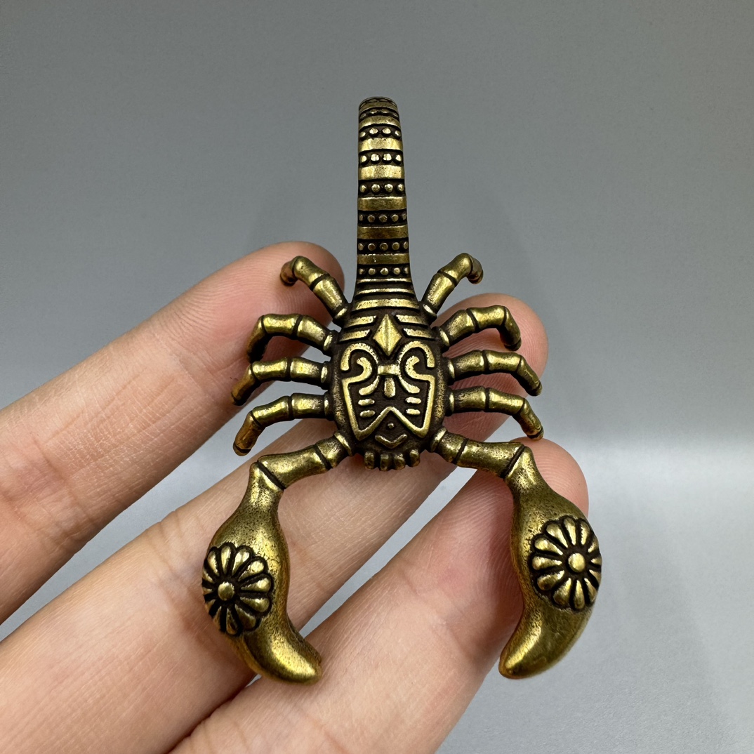 Copper Scorpion Statue Ornament Animal Figurines Tea Pet Decorate Pure Brass Scorpio Pendant Key Chain Pendant Hanging Keyring Necklace Ornament