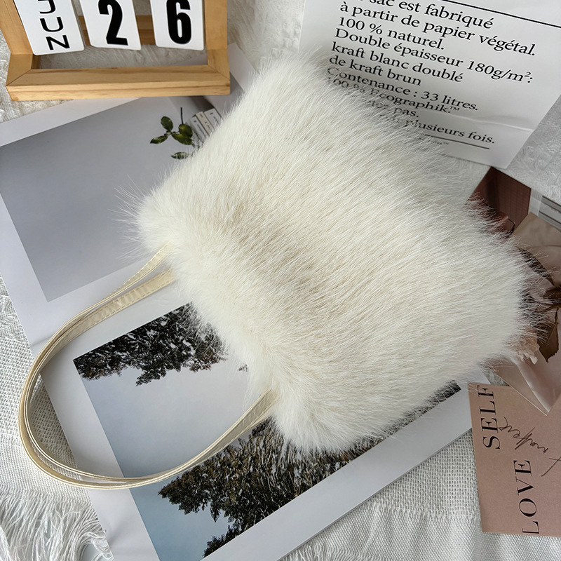 Light Luxury Niche Multifunctional Shoulder Bag Designer High Aesthetic Simple And Fashionable Women's Faux Fur Plush Shoulder Bag Women's M