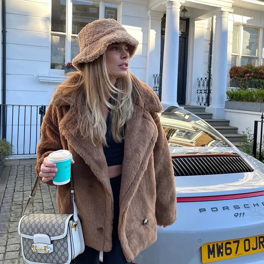 Fashion Week Short Faux Fur Teddy Coat Women Winter Lambswool Fur Jacket Chic High Street Punk Girls Overcoat 240911