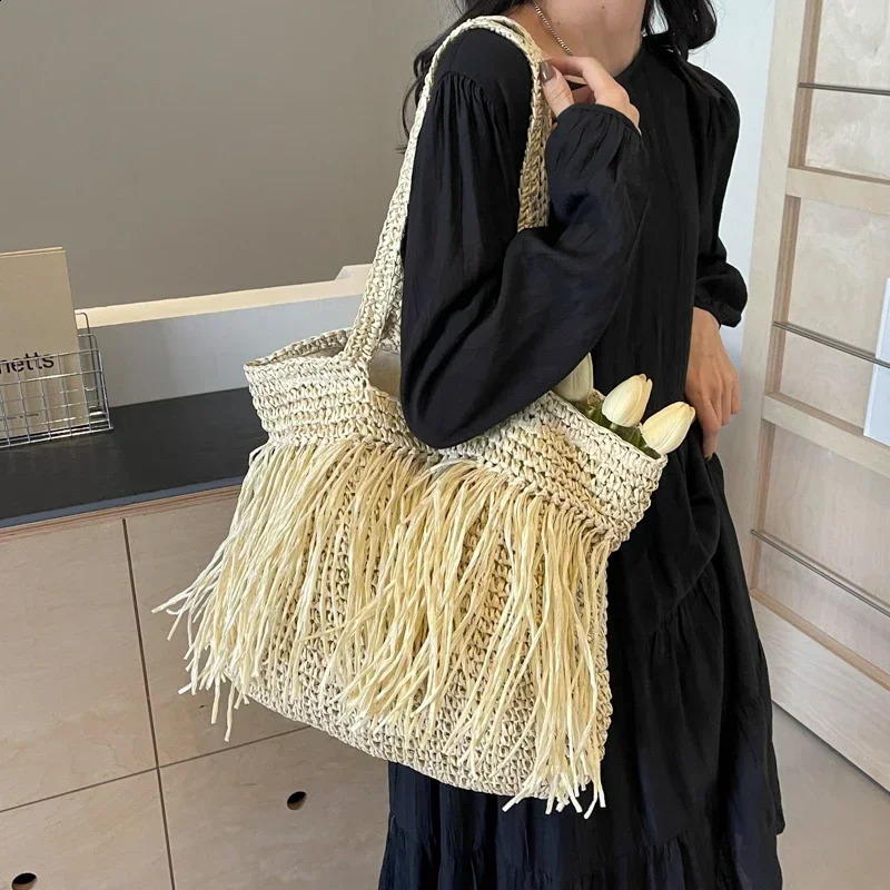 High quality casual shoulder bag woven with straw and large capacity solid handbag for summer seaside travel in 240913