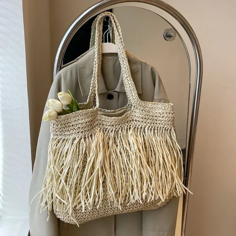 High quality casual shoulder bag woven with straw and large capacity solid handbag for summer seaside travel in 240913