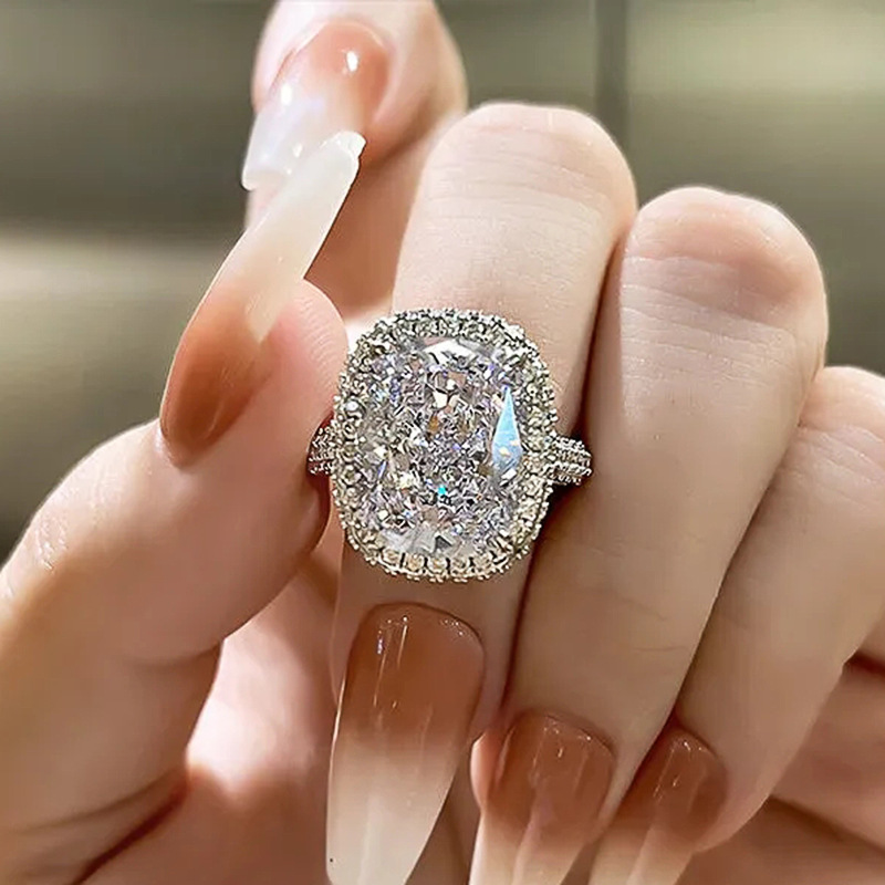 2024 Ladies Luxury Jewellery Sparkling Wedding Rings 925 Sterling Silver Cushion Shape White Lab Moissanite Diamond Party Eternity Women Engagement Ba