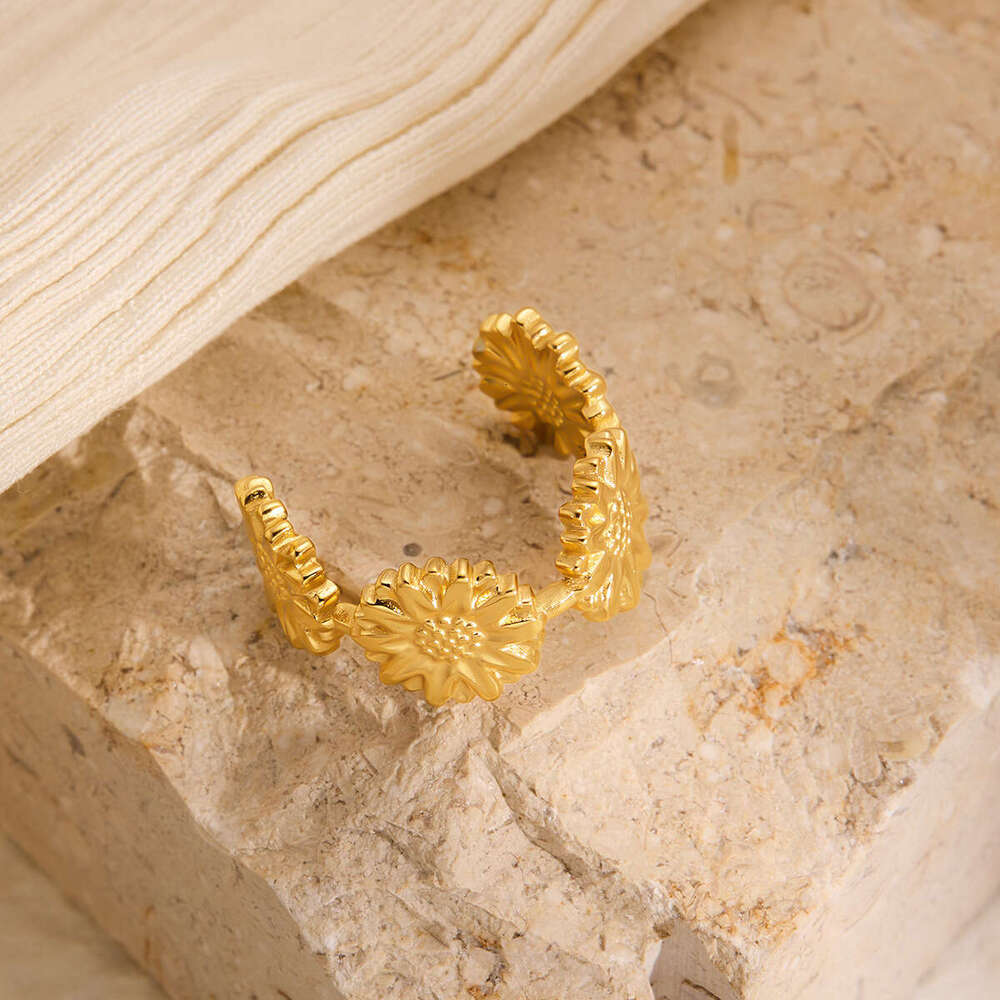 High end ring artistic little Zou Ju titanium steel non fading personality 18K gold-plated C-shaped ring hand jewelry ring Party Gift Designer Jewelry