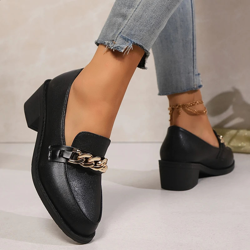 Metal chain decoration womens casual shoes 2024 plus size PU leather thick foot pump womens fashionable soft soled sliding shoes 240914