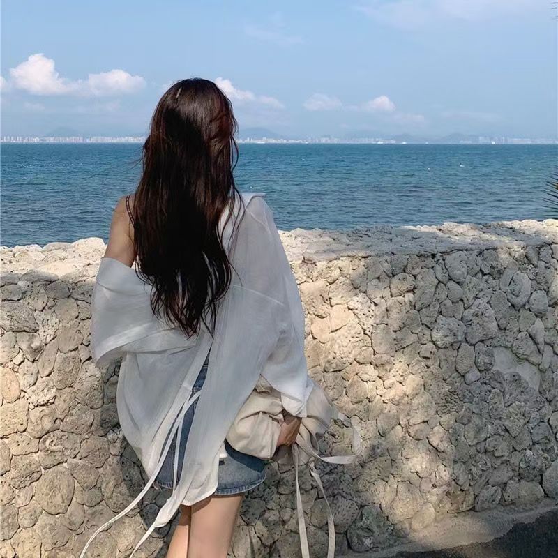 Thin long-sleeved sun protection clothes for women wear in summer 2024, with a sense of design, split-back shirts and ultra-thin tops.