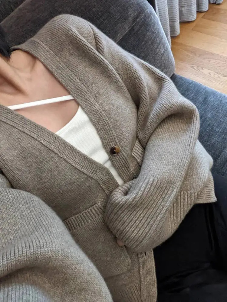 Fashionable solid pocket womens cardigan elegant Vneck long sleeved sweater autumn and winter single chest casual knit 240906