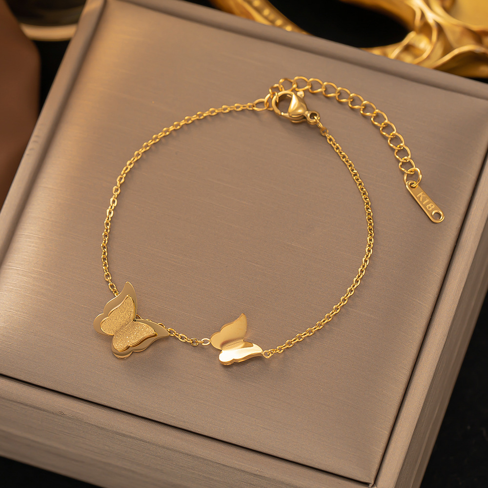 Delicate Gold Plated Charm for Women Classical Love Heart Pendent Titanium Steel Bracelets Designer Letter Hand Chain Bracelet Wedding Jewelry Gift