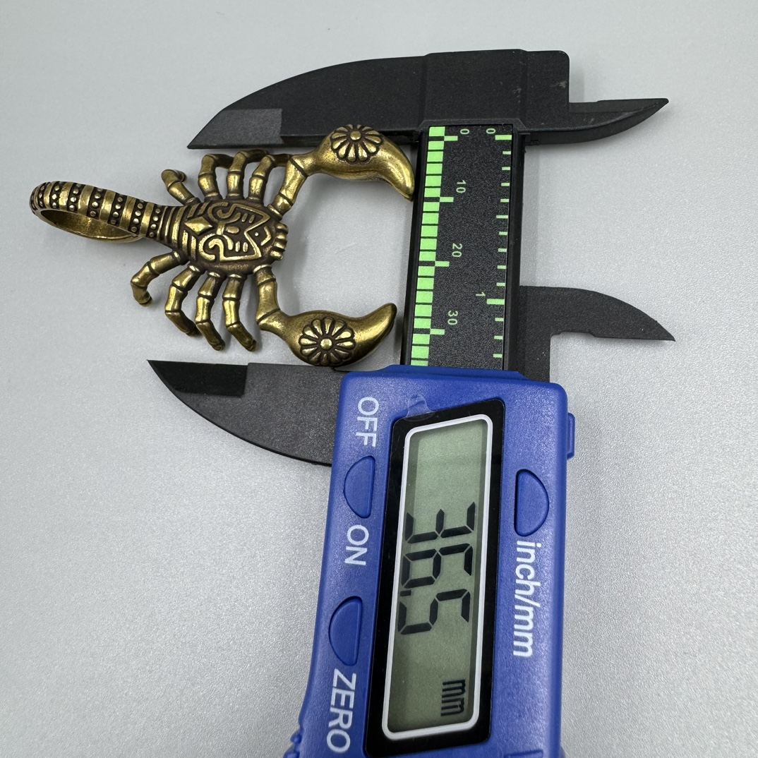 Copper Scorpion Statue Ornament Animal Figurines Tea Pet Decorate Pure Brass Scorpio Pendant Key Chain Pendant Hanging Keyring Necklace Ornament