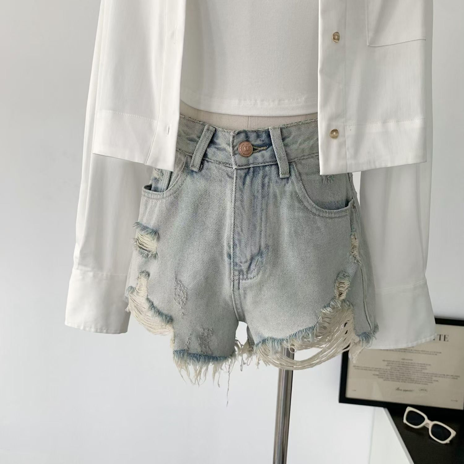 Designer denim shorts women with holes in the summer of 2024 new high waist slim wide-leg pants short, sexy hot pants, ins tide.