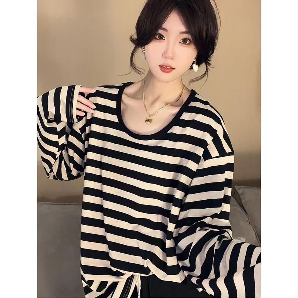 In early autumn, the new American retro striped long-sleeved T-shirt is feminine, versatile, slim, relaxed and casual.