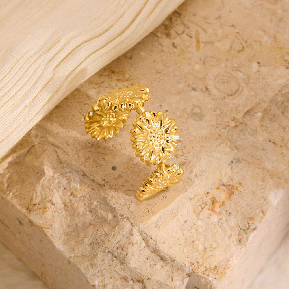 High end ring artistic little Zou Ju titanium steel non fading personality 18K gold-plated C-shaped ring hand jewelry ring Party Gift Designer Jewelry