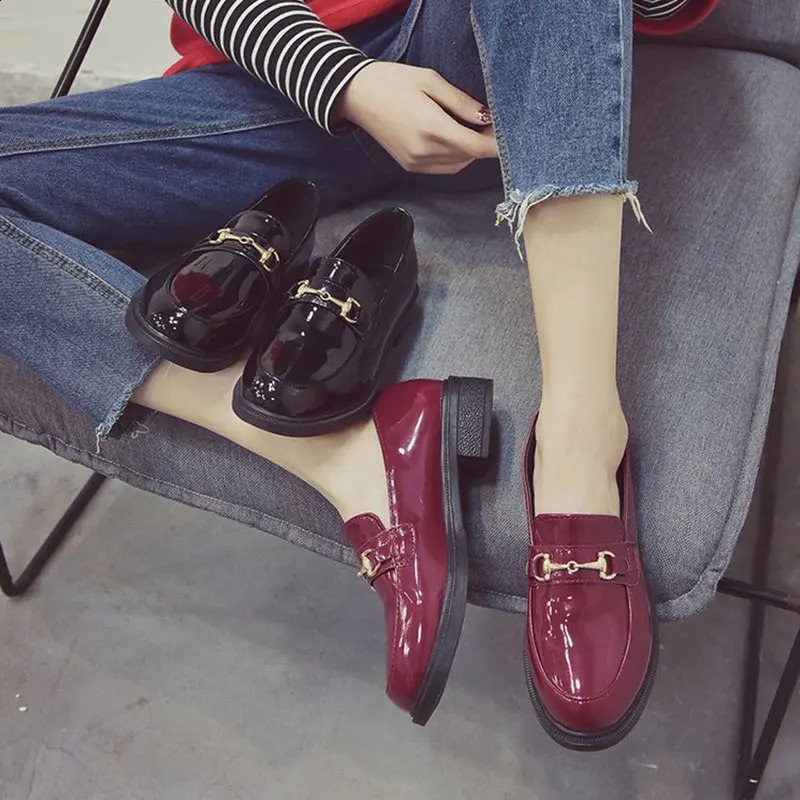 Adopting British style retro fashion elegant buckle patent leather solid hedge cushion shoes womens flat shoes 240914