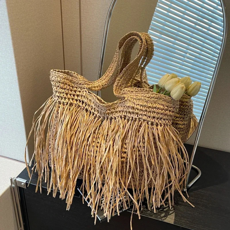 High quality casual shoulder bag woven with straw and large capacity solid handbag for summer seaside travel in 240913