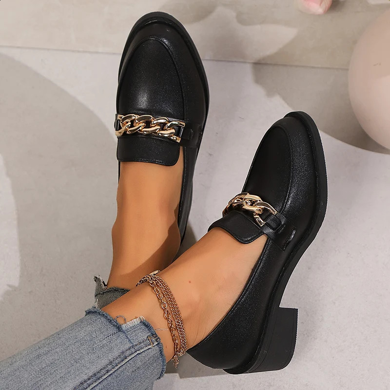 Metal chain decoration womens casual shoes 2024 plus size PU leather thick foot pump womens fashionable soft soled sliding shoes 240914