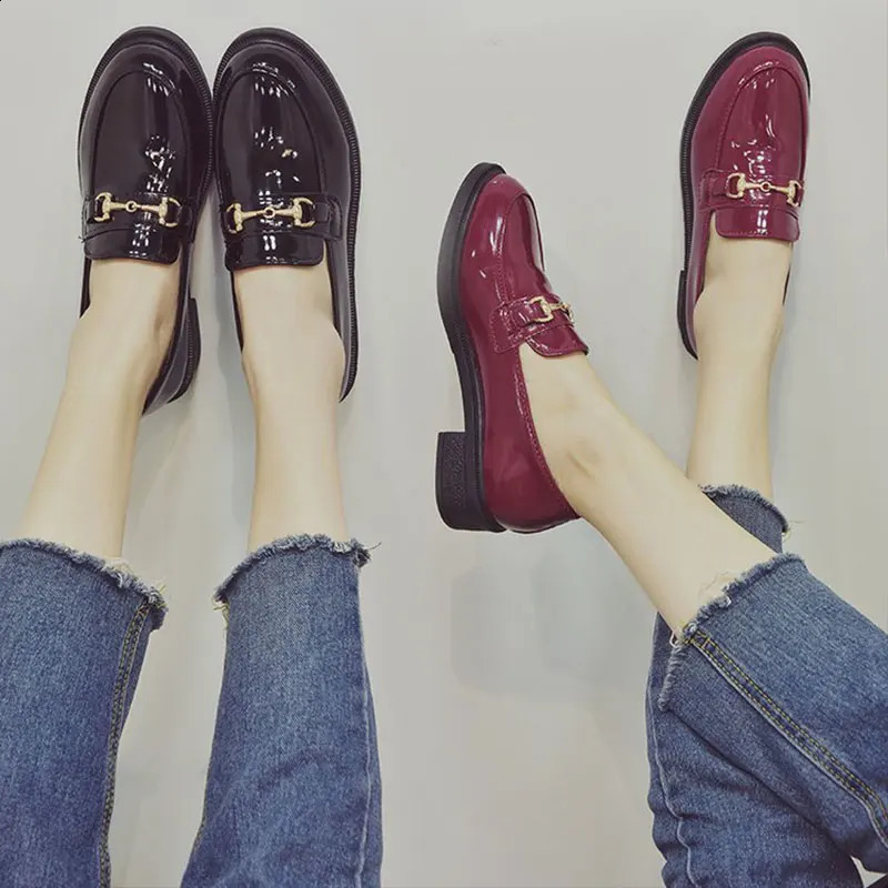 Adopting British style retro fashion elegant buckle patent leather solid hedge cushion shoes womens flat shoes 240914