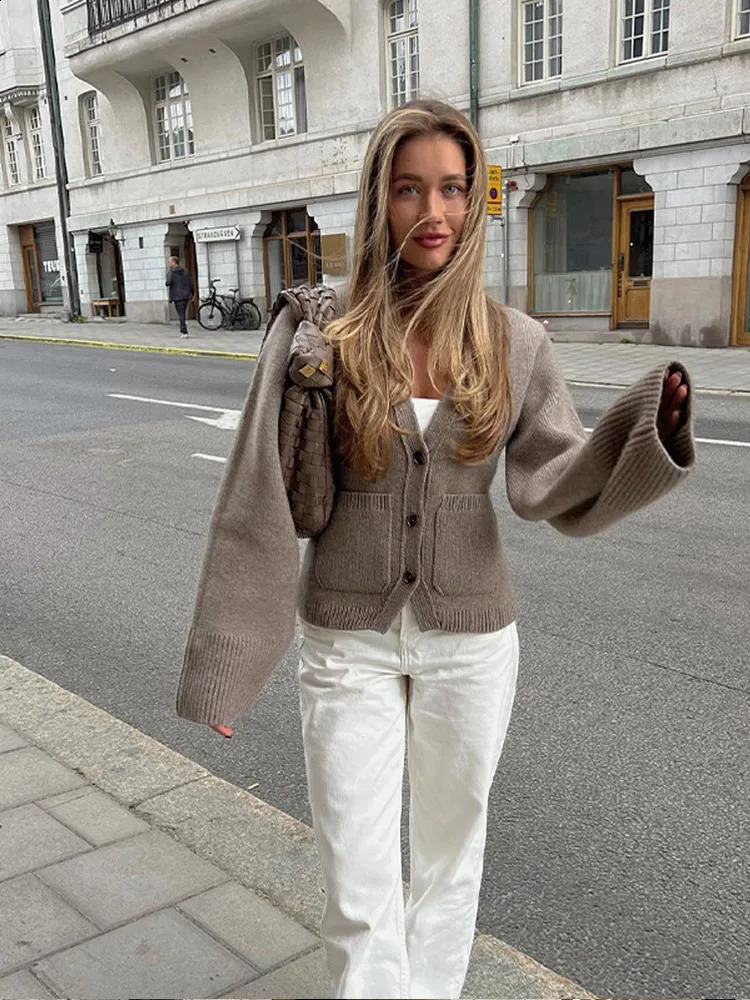 Fashionable solid pocket womens cardigan elegant Vneck long sleeved sweater autumn and winter single chest casual knit 240906