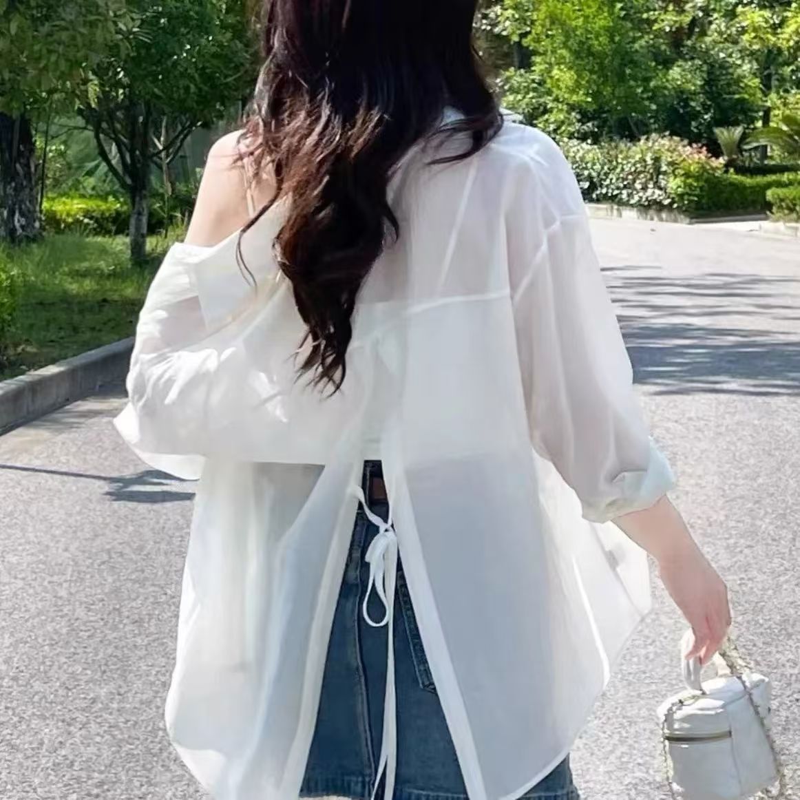 Thin long-sleeved sun protection clothes for women wear in summer 2024, with a sense of design, split-back shirts and ultra-thin tops.
