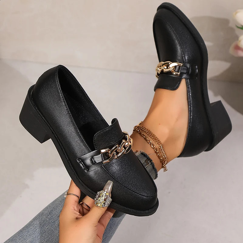 Metal chain decoration womens casual shoes 2024 plus size PU leather thick foot pump womens fashionable soft soled sliding shoes 240914