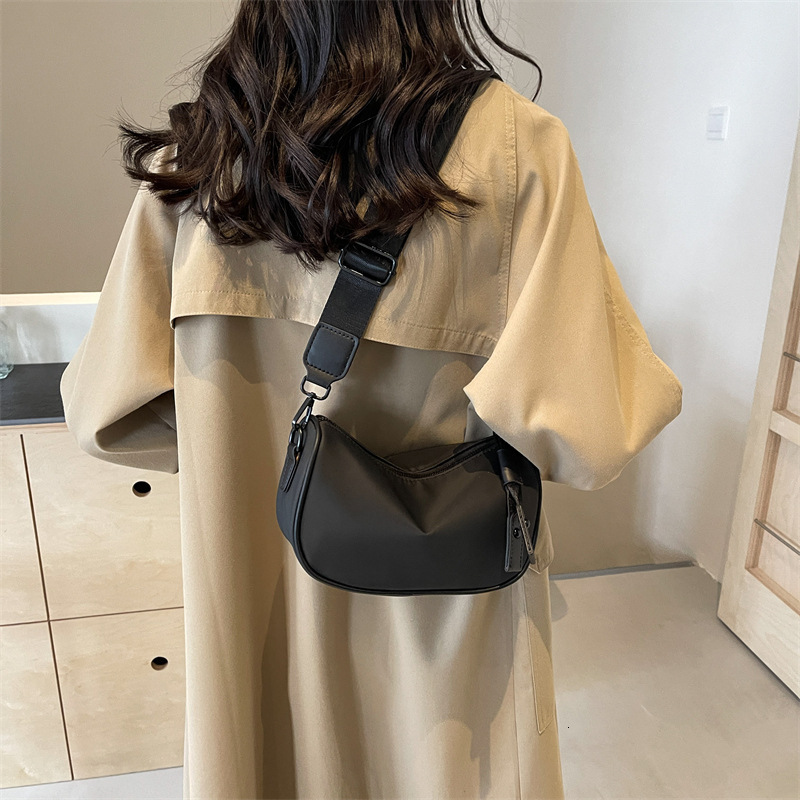2025 New Oxford Fabric Multi Functional Commuter Bag Spring Wide Shoulder Strap Women's Leisure Bag Underarm Bag Women's Fashion Design Cros