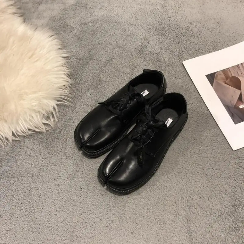 Trendy Fashion Flats Shoes Women Tabi Ninja Moccasins Split Toe Lace Up Loafers Casual Retro Pumps 2024 Autumn Footwear Mujer 240906