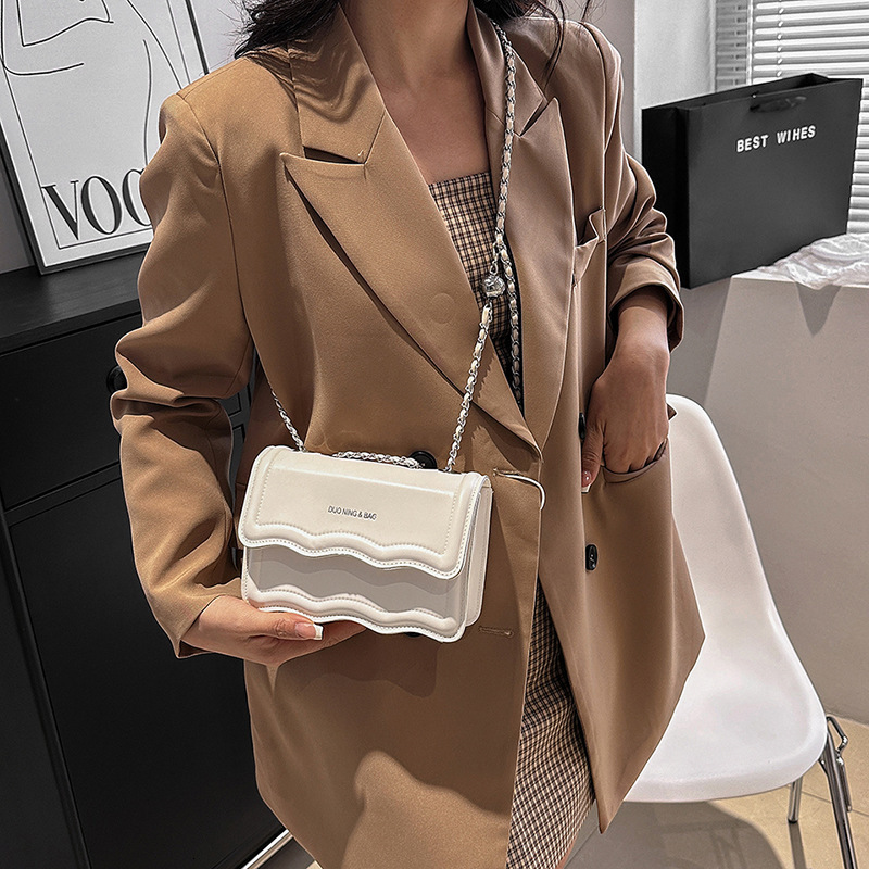 2025 New Women's Casual Shoulder Bag With Fashionable Underarm Design And Wave Chain Shoulders Paired With Simple Material Crossbody Bag And Smal