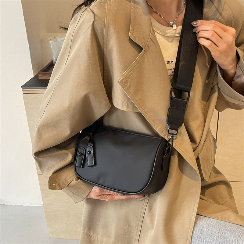 2025 New Oxford Fabric Multi Functional Commuter Bag Spring Wide Shoulder Strap Women's Leisure Bag Underarm Bag Women's Fashion Design Cros